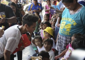 Alicia Keys visits typhoon refugees in Philippines item-thumbnail